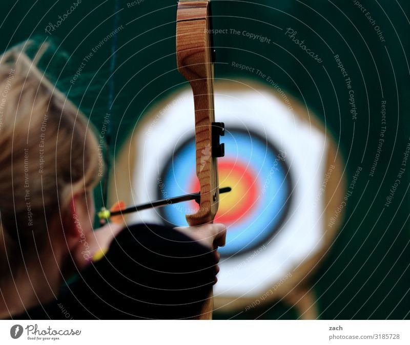 unscharf | das Ziel im Blick Spielen Jagd Bogenschütze Sportbogen Bogensport Zielscheibe Sportler Sportveranstaltung Erfolg Sportstätten feminin Junge Frau