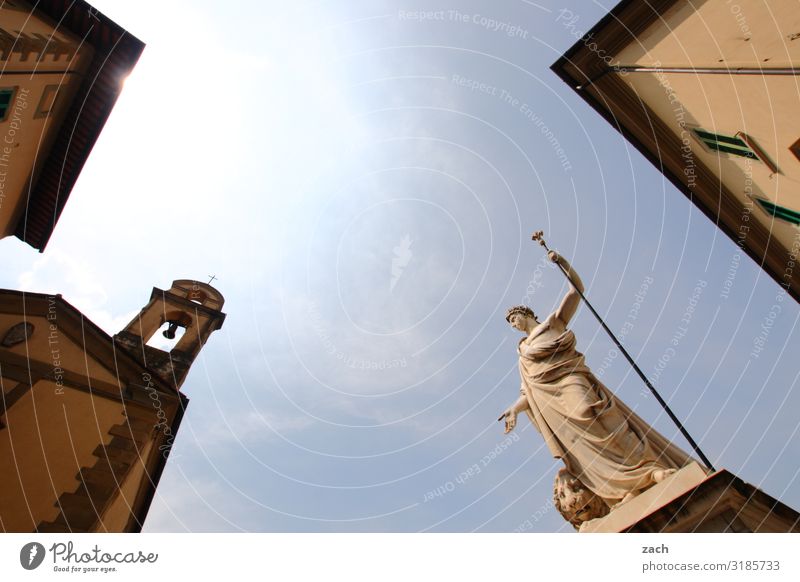 Eckensteher Skulptur Himmel Italien Toskana Kleinstadt Stadt Stadtzentrum Altstadt Haus Kirche Platz alt eckig historisch blau Stolz Farbfoto Außenaufnahme