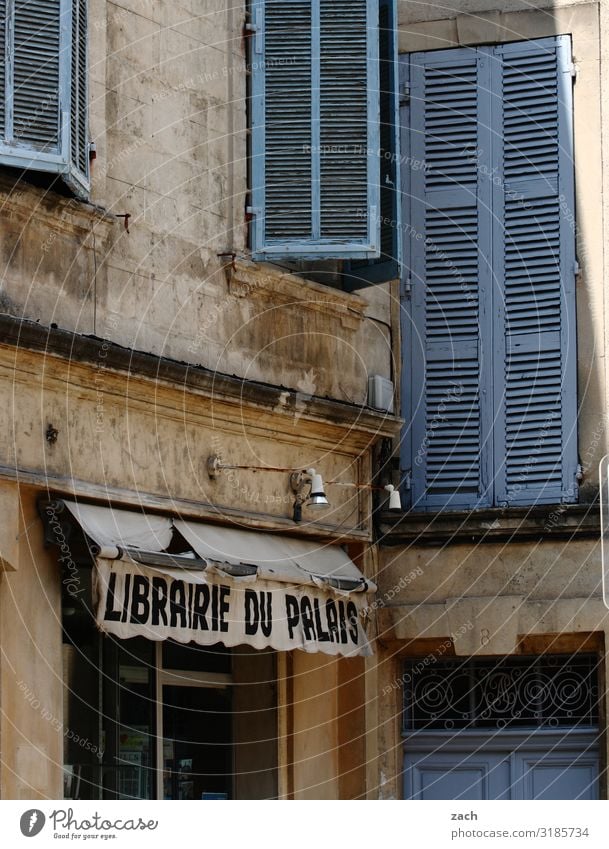 Librairie Handel Buch Bibliothek Frankreich Dorf Kleinstadt Stadt Stadtzentrum Altstadt Fußgängerzone Haus Mauer Wand Fassade Fenster Tür Rollladen Zeichen