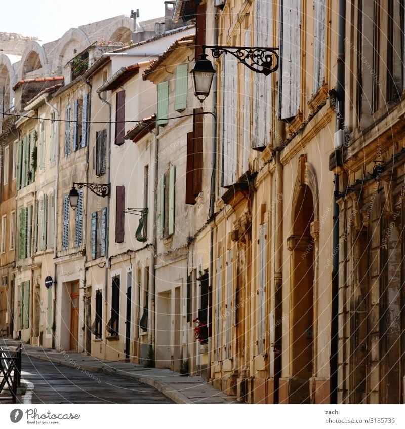 Gassenhauer Frankreich Dorf Kleinstadt Stadt Stadtzentrum Altstadt Fußgängerzone Haus Mauer Wand Fassade Fenster Tür Straße mediterran Farbfoto Außenaufnahme