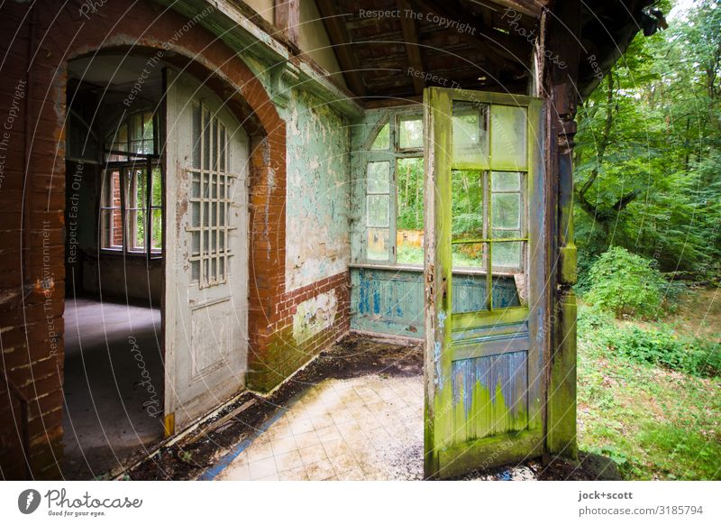 Grün vor der Tür einer Ruine Architektur lost places Wiese Villa Terrasse dreckig historisch kaputt Stil Vergangenheit Vergänglichkeit Wandel & Veränderung