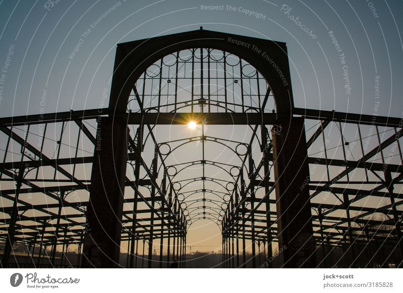 Denkmal einer Halle mit Struktur Architektur Kulturdenkmal Wolkenloser Himmel Sonne Konstruktion Dekoration & Verzierung historisch Wärme Stimmung Inspiration