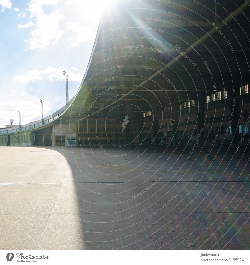 Aerodrom Sightseeing Schönes Wetter Bauwerk Hangar Flughafen Flugplatz leuchten Bekanntheit groß hell historisch lang Wärme Stimmung Beginn Ordnung