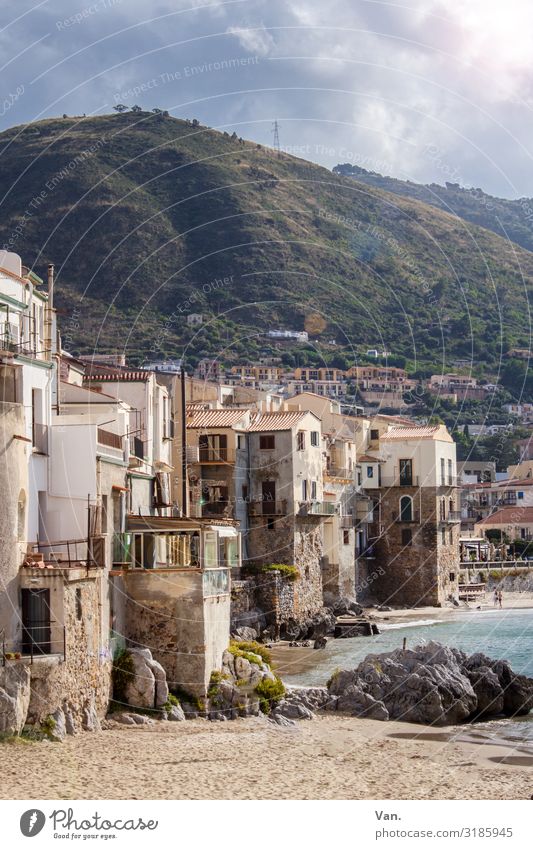 Cefalù Natur Himmel Wolken Sträucher Moos Hügel Felsen Küste Strand Cefalú Sizilien Italien Dorf Kleinstadt Stadtrand Haus authentisch Wärme Farbfoto mehrfarbig