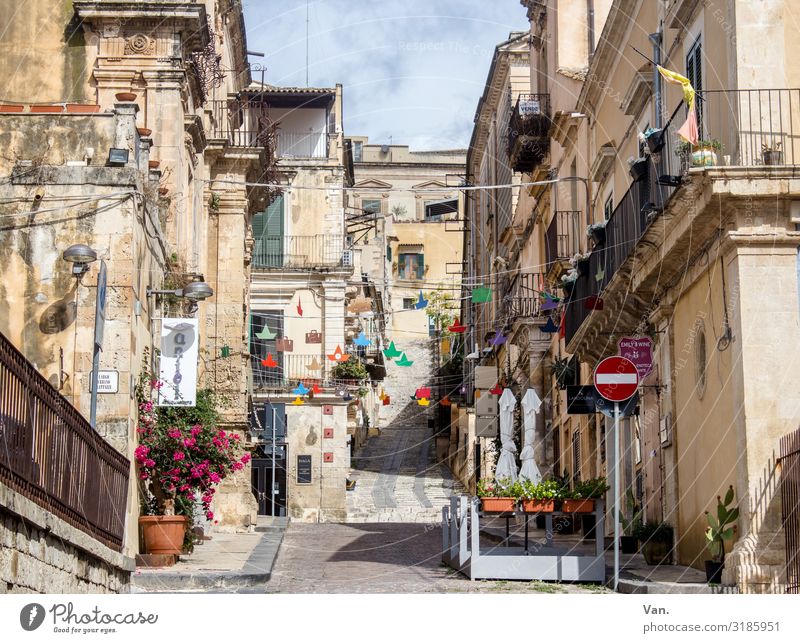 Noto, Sizlien Himmel Wolken Schönes Wetter Sizilien Kleinstadt Altstadt Menschenleer Haus Balkon Straße Verkehrszeichen Verkehrsschild authentisch Stadt Italien