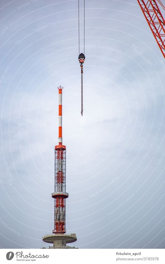 verpasste Verbindung UT19 I HH Außenaufnahme Farbfoto Haken Hamburg Kran Mast Tag Tageslicht bauen orange weiß Himmel Baustelle Industrie Menschenleer