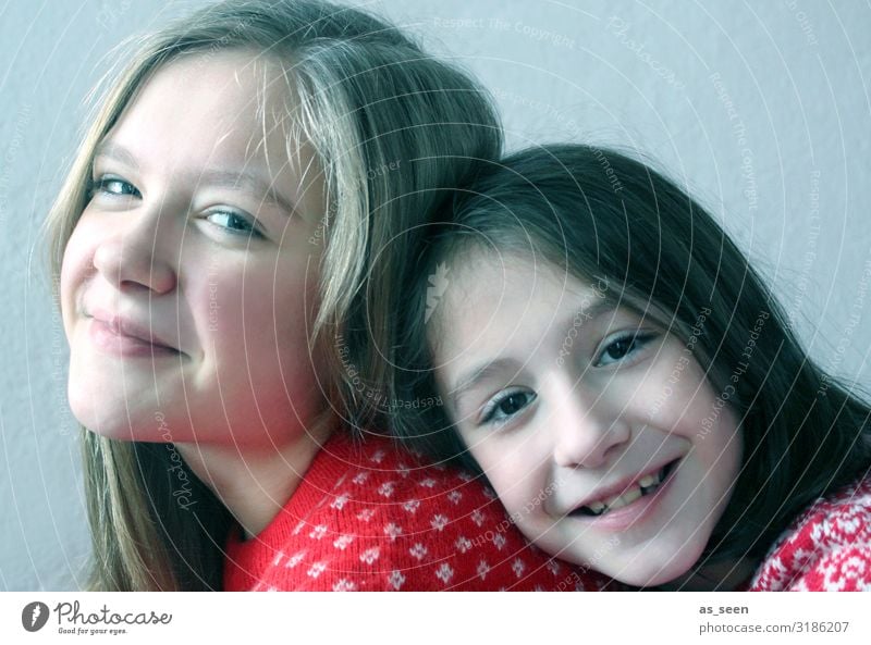 Sisters Mädchen Schwester Kindheit Jugendliche Gesicht 2 Mensch 8-13 Jahre 13-18 Jahre Mode Pullover Haare & Frisuren schwarzhaarig blond langhaarig berühren