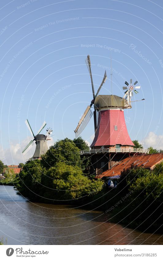 Zwillingsmühlen in Greetsiel Bach Ostfriesland Krummhörn Niedersachsen Deutschland Europa Kleinstadt Windmühle Sehenswürdigkeit Wahrzeichen blau braun grün rosa