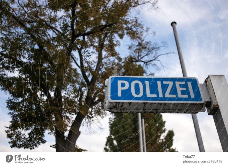 Die Polizei. Beruf Arbeitsplatz Schilder & Markierungen Hinweisschild Warnschild ästhetisch Polizeiwagen Farbfoto Außenaufnahme