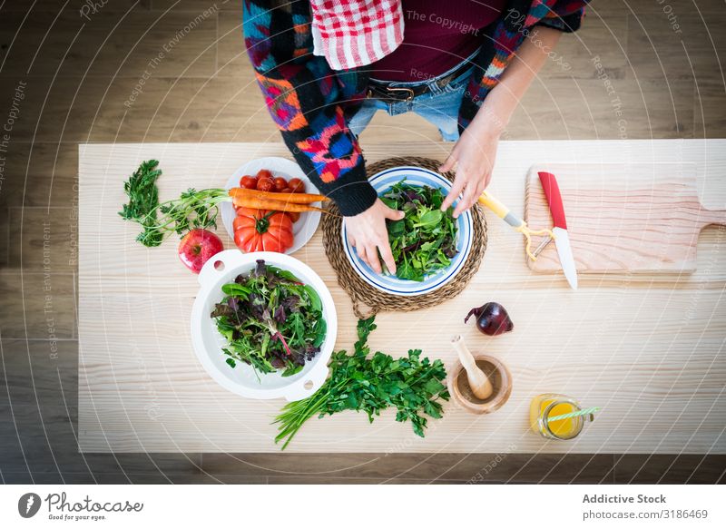 Frau bereitet Gemüsesalat zu Salatbeilage rühren Küche heimwärts Gesundheit Lebensmittel Vegetarische Ernährung Diät frisch reif Mahlzeit Speise