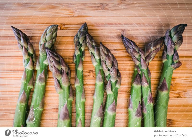 Ein Bund grüner Spargel auf Holzoberfläche Haufen Gemüse Oberfläche Zutaten frisch Diät Lebensmittel organisch Gesundheit Vegetarische Ernährung Landwirtschaft