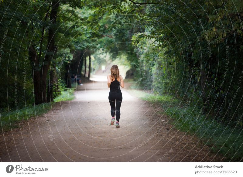 junge, fitte Frau, die wegläuft und Sport treibt auf einem Weg im Park. rennen Fitness Joggen Lifestyle Gesundheit Jugendliche hübsch Mensch sportlich Athlet