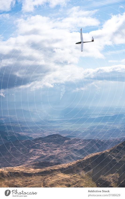 Kleinflugzeug fliegt über Berge Gleitschirm fliegen Himmel Berge u. Gebirge Sport Freiheit Segelfliegen blau Freizeit & Hobby Wind Freude Fliege Höhe