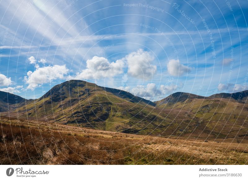 Majestätische Berge in Wolken gehüllt Berge u. Gebirge Reichweite Argentinien Aussicht malerisch Natur Anden Landschaft Fahrbahn Felsen Blauer Himmel Gipfel