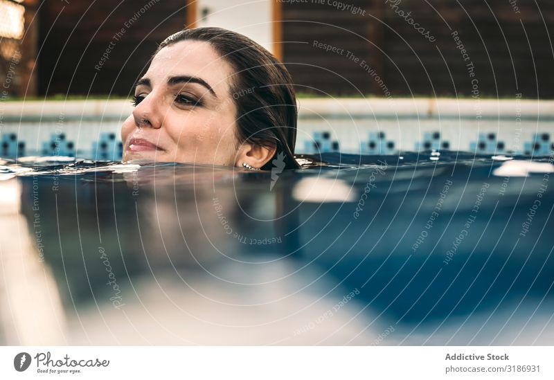 Schöne Frau im Pool Schwimmbad Schwimmsport Jugendliche Wasser Sommer Freizeit & Hobby Blick nach hinten Lifestyle schön Beautyfotografie