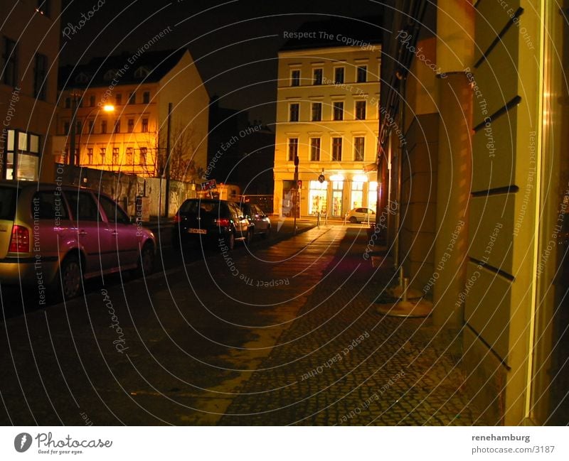 Berlin bei Nacht dunkel Club Straße