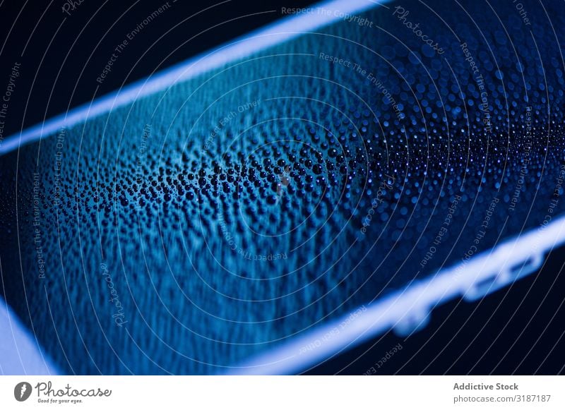 Nahaufnahme des Smartphone-Displays PDA Bildschirm Reinigen Waschmittel Techniker Werkstatt Teile u. Stücke nass Tropfen fixieren Reparatur Vorbereitung dunkel