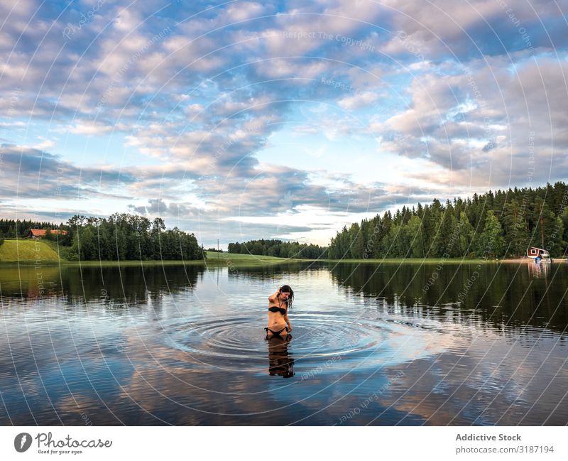 Frau im Wasser in schöner Landschaft Glück Ferien & Urlaub & Reisen Freizeit & Hobby Tourismus Lifestyle Mensch Genuss Finnland Schwimmsport Sommer See Wald Tal