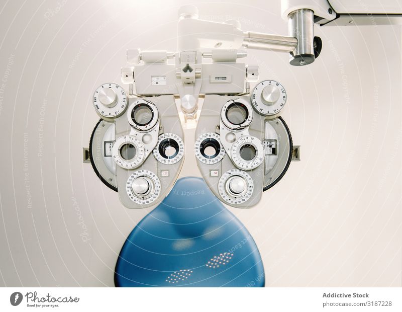 Sehtestgerät in der Arztpraxis Sehvermögen Prüfung & Examen Maschine Stuhl Optiker Klinik Büro modern Gerät Ophthalmologie Optometrie Gesundheit Instrument