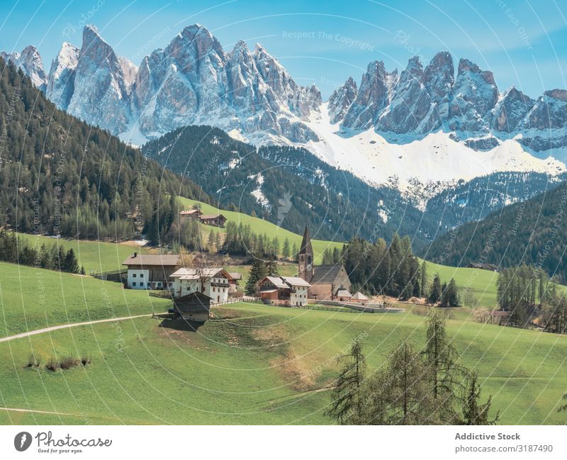 Kleines schönes Dorf zwischen Bergen mit Schnee Berge u. Gebirge Tal Orient Ferien & Urlaub & Reisen abgelegen Landschaft Landwirtschaft Haus Tourismus