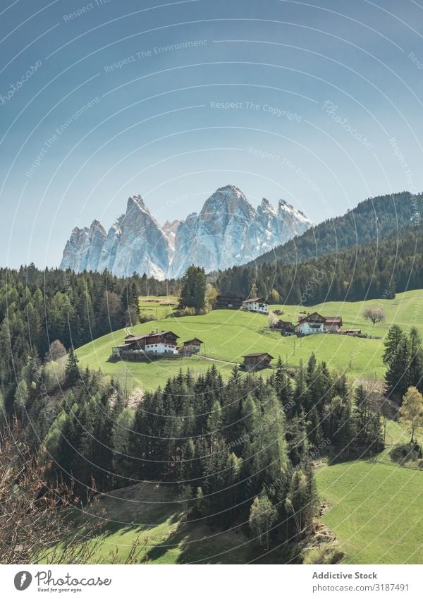 Kleines schönes Dorf zwischen Bergen mit Schnee Berge u. Gebirge Tal Ferien & Urlaub & Reisen abgelegen Landschaft Landwirtschaft Haus Tourismus Tradition