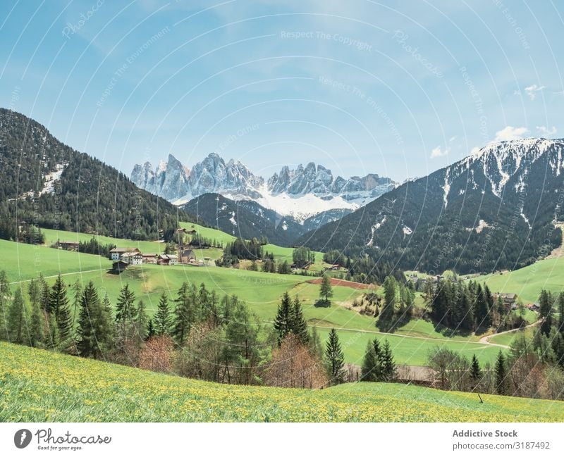 Kleines schönes Dorf zwischen Bergen mit Schnee Berge u. Gebirge Tal Orient Ferien & Urlaub & Reisen abgelegen Landschaft Landwirtschaft Haus Tourismus