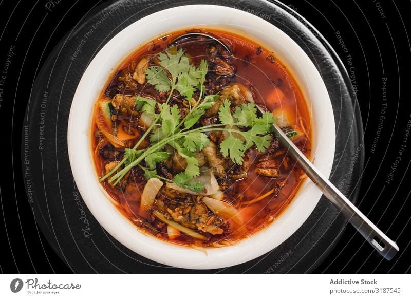 Vorbereitete appetitanregende Froschsuppe auf weißem Teller Lebensmittel Suppe Fleisch Gemüse Zwiebel Gurke Koriander Chili Thai asiatisch Speise Mahlzeit