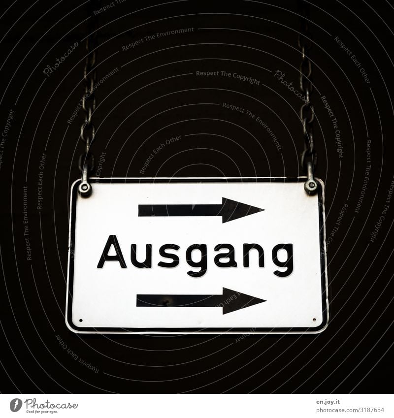 da geht's raus Zeichen Schriftzeichen Schilder & Markierungen Hinweisschild Warnschild Verkehrszeichen Pfeil hängen eckig Ausgang Wegweiser Kette