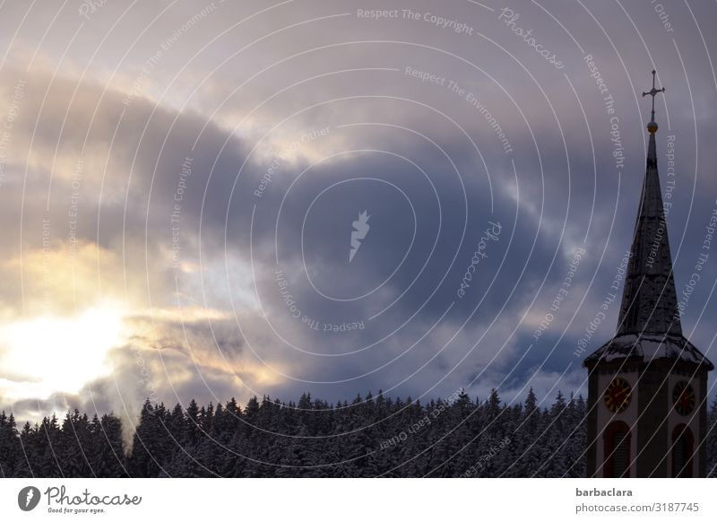 Sonntagmorgen um 8.10 Uhr Landschaft Himmel Wolken Sonne Herbst Winter Eis Frost Schnee Wald Schwarzwald Dorf Kirche Dach Kirchturmspitze Ziffern & Zahlen Kreuz