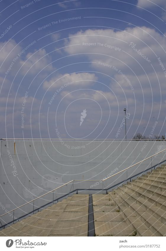 Treppe mit Himmel Wolken Schönes Wetter Berlin Stadt Hauptstadt Stadtzentrum Menschenleer Mauer Wand Linie grau Symmetrie aufsteigen Abstieg Farbfoto