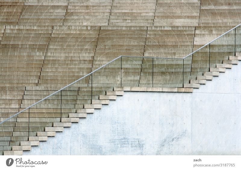 Treppe ohne alles Berlin Stadt Hauptstadt Stadtzentrum Mauer Wand sitzen grau aufsteigen Abstieg Aufsteiger Farbfoto Gedeckte Farben Außenaufnahme