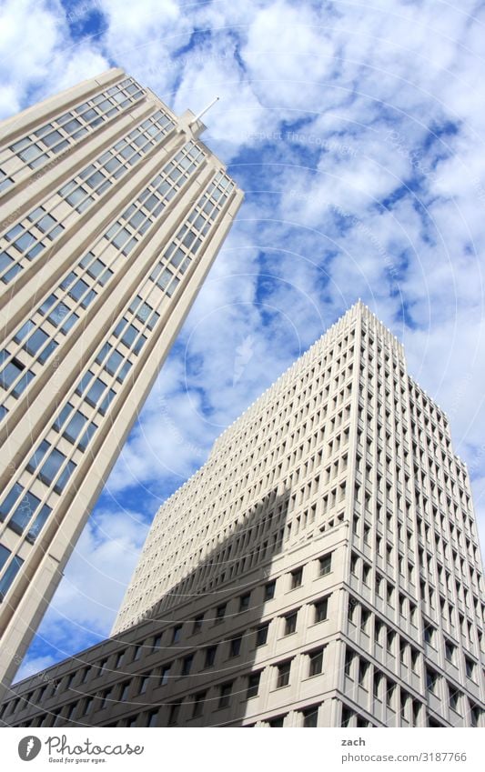 Wolkenkuckucksheim Himmel Schönes Wetter Berlin Stadt Hauptstadt Stadtzentrum überbevölkert Haus Hochhaus Bankgebäude Mauer Wand Fassade Fenster