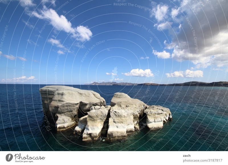 Fels in der Brandung Landschaft Wasser Himmel Wolken Schönes Wetter Hügel Küste Meer Mittelmeer Ägäis Insel Kykladen Milos Griechenland blau Farbfoto