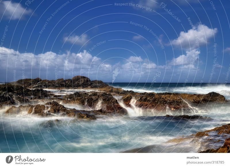 plätscher Landschaft Urelemente Wasser Himmel Wolken Horizont Sonnenlicht Wetter Schönes Wetter Felsen Wellen Küste Meer blau braun weiß Farbfoto Außenaufnahme