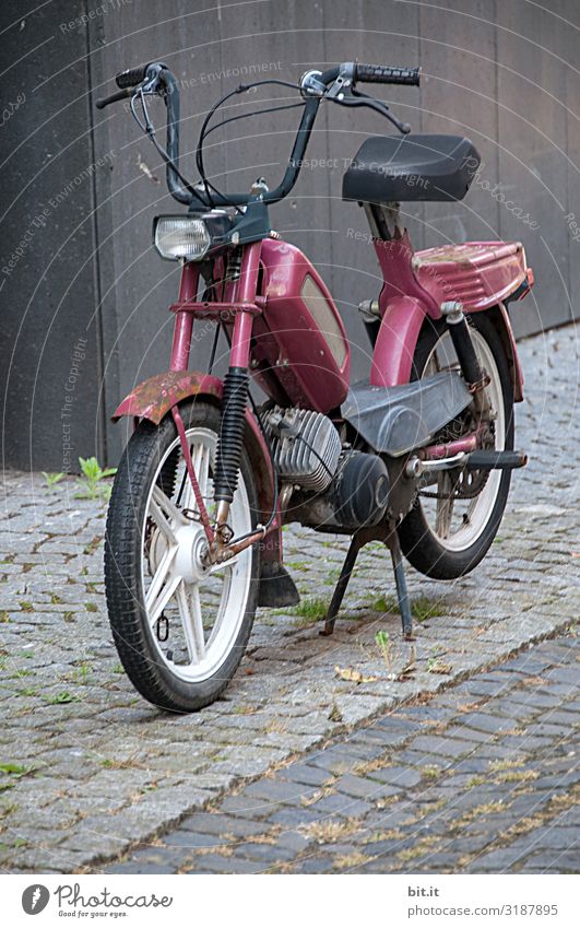 Altes Mofa parkt auf dem Gehweg. Lifestyle Stil Design Freizeit & Hobby Ausflug Abenteuer Ferne Freiheit Handwerker Verkehr Verkehrsmittel Verkehrswege Fahrzeug