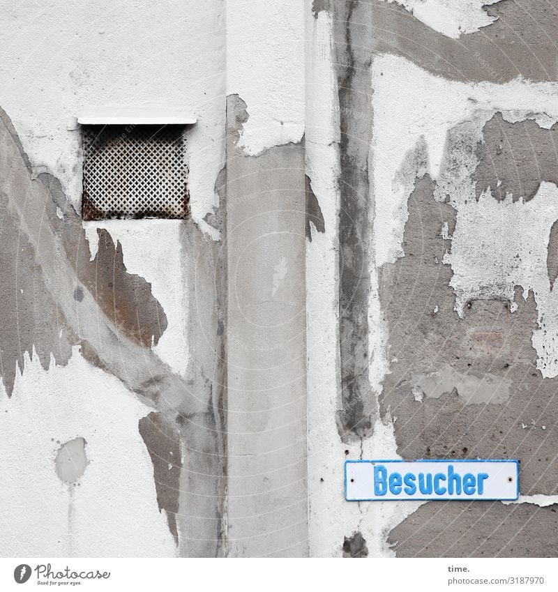 Flickwerk skurril fassade perpektive inspiration rätsel wand zusammenhalt riss spalte kaputt trashig senkrecht grau putz mauer haus besucher schild buchstaben