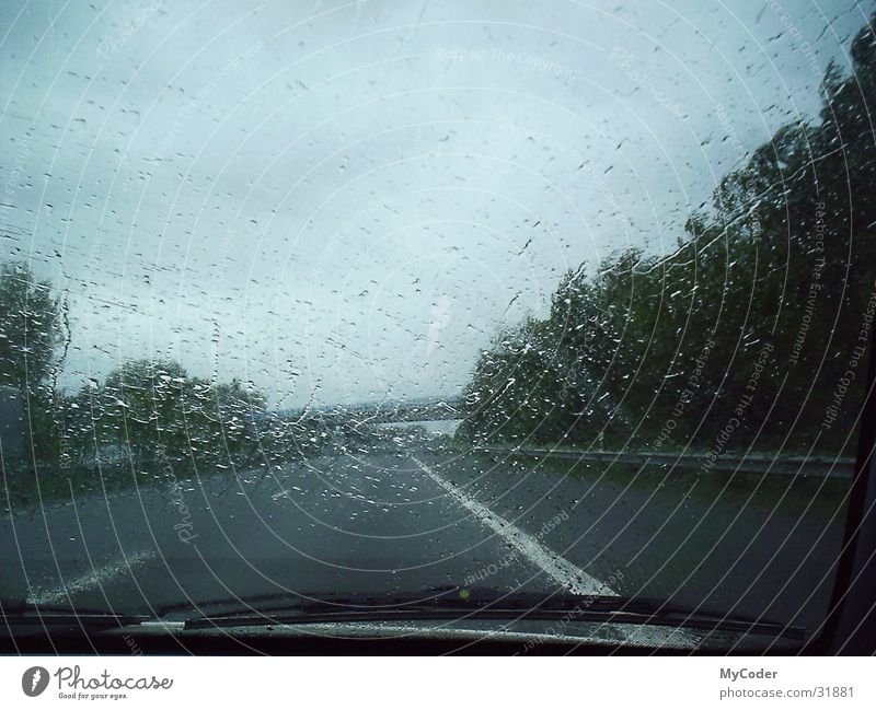 A1 im Regen Autobahn Scheibenwischer Seitenstreifen Brücke Wassertropfen