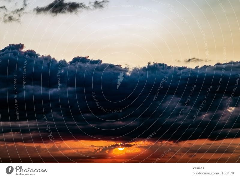 Weltschmerz / Sonnenuntergang mit dunklen Wolken Himmel nur Himmel Sonnenaufgang Klima Wetter Landschaft bedrohlich dunkel blau orange schön Ferne