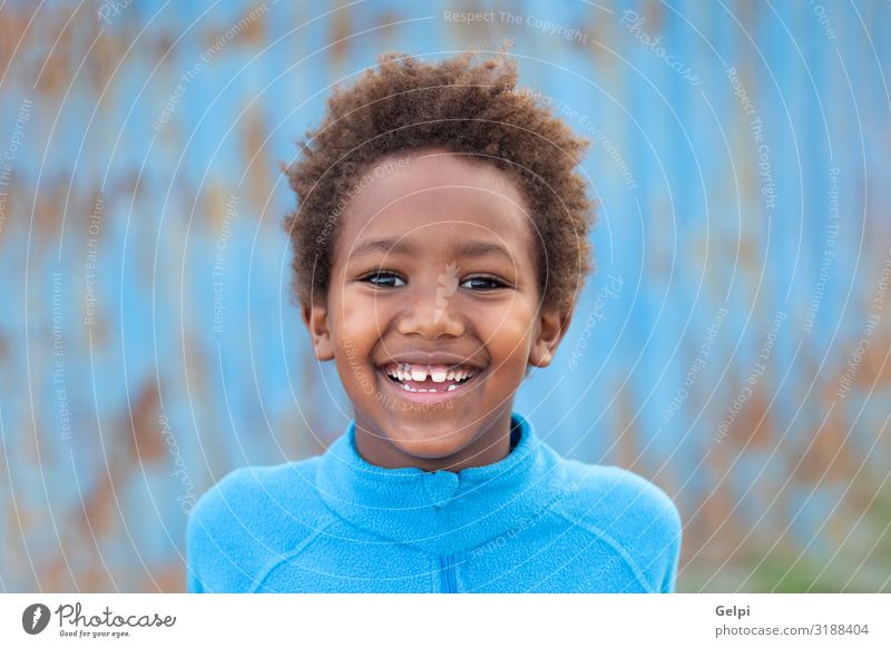 Lustiges afrikanisches Kind mit blauem Trikot Freude Erholung Freizeit & Hobby Spielen Junge Kindheit Herbst Wiese Afro-Look Lächeln träumen Fröhlichkeit klein