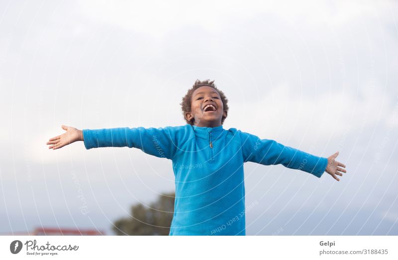 Glückliches afrikanisches Kind, das seine Arme öffnet Freude schön Spielen Ferien & Urlaub & Reisen Freiheit Junge Kindheit Hand Natur Wärme Afro-Look fliegen