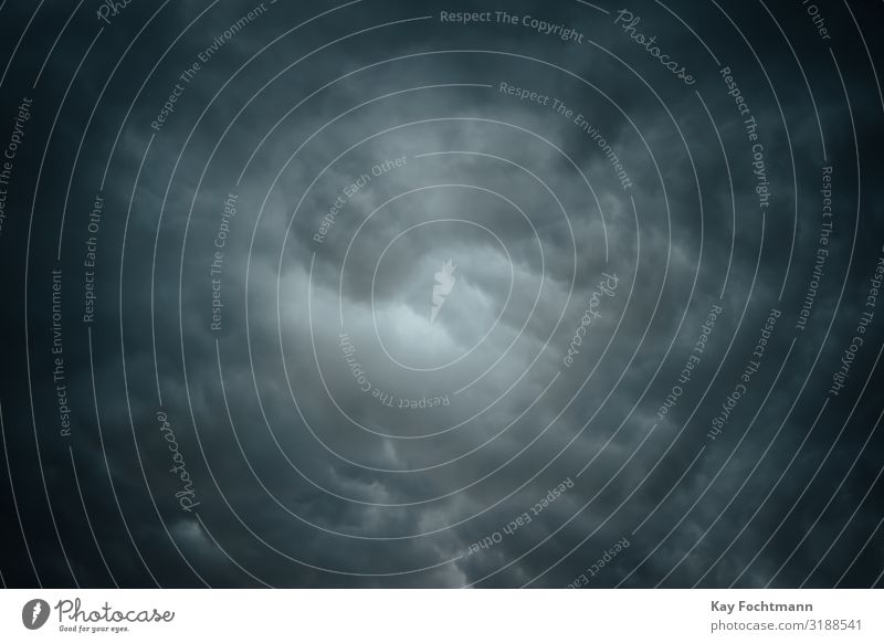 dramatische Wolkenlandschaft während eines Gewitters Hintergrund Klima Cloud wolkig Kumulus Zyklon gefährlich dunkel Umwelt Extremwetter Himmel (Jenseits)