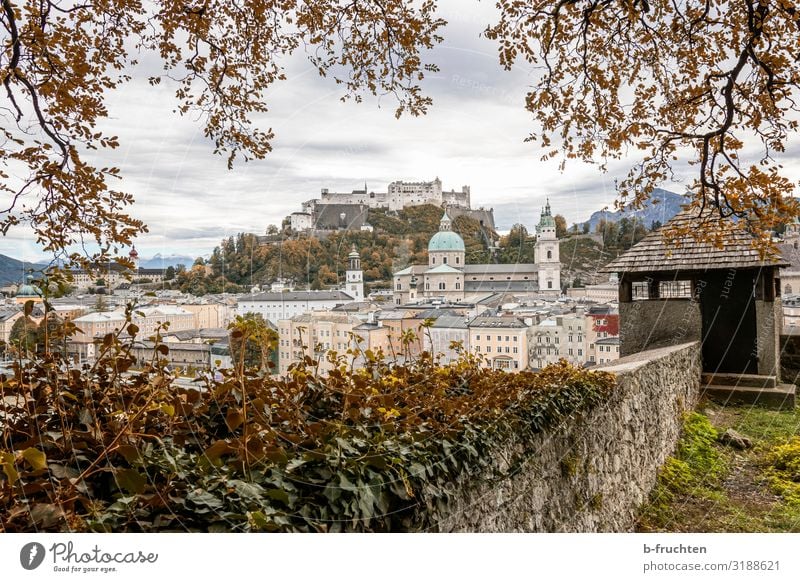 Altstadt von Salzburg Ferien & Urlaub & Reisen Tourismus Wolken Herbst Hügel Stadtzentrum Haus Kirche Dom Burg oder Schloss Bauwerk Gebäude Sehenswürdigkeit