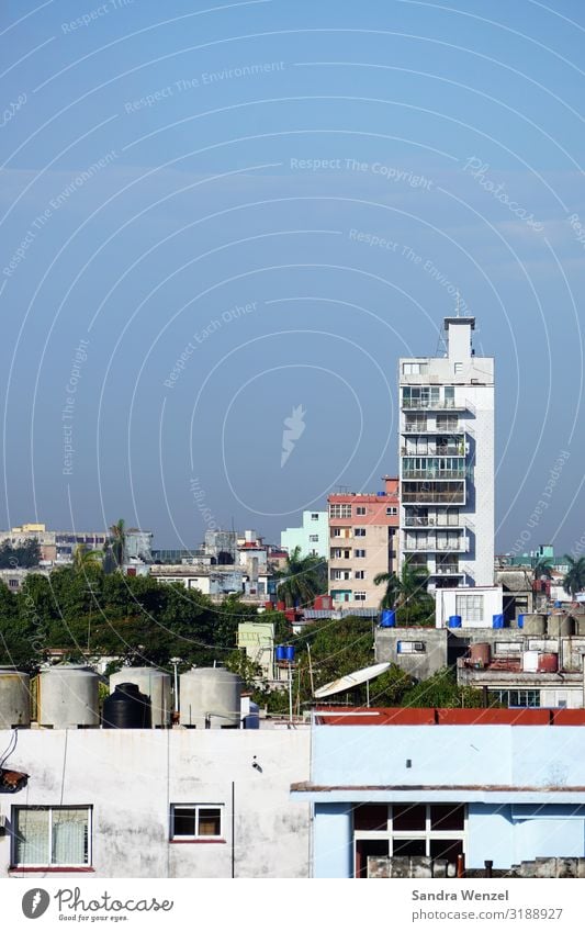 Havanna Kuba Amerika Karibik Grosse Antillen Stadt Hauptstadt Skyline Haus Hochhaus Bauwerk Gebäude Architektur bauen Häusliches Leben Baracke Armut Kommunismus