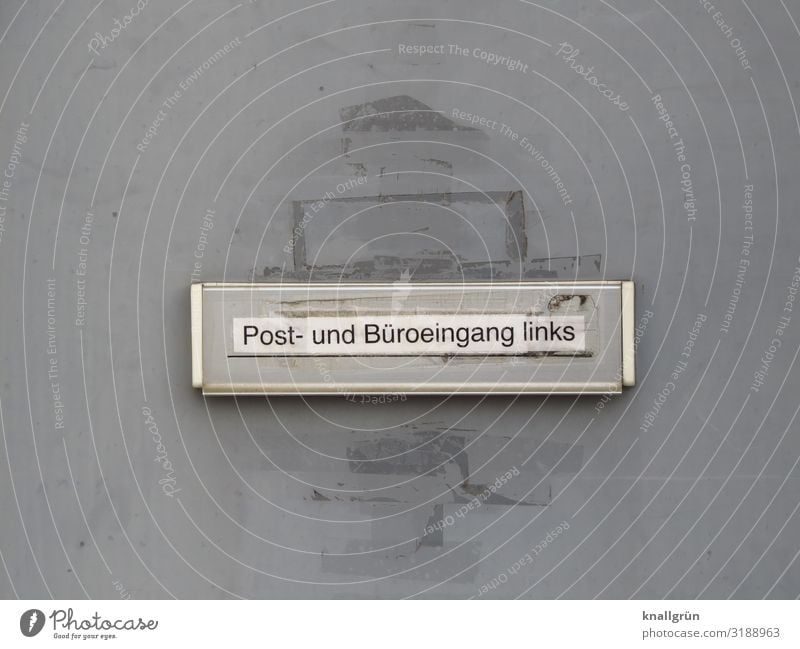 Post- und Büroeingang links Haus Gebäude Tür Briefkasten Schriftzeichen Schilder & Markierungen Hinweisschild Warnschild Kommunizieren dreckig grau silber weiß