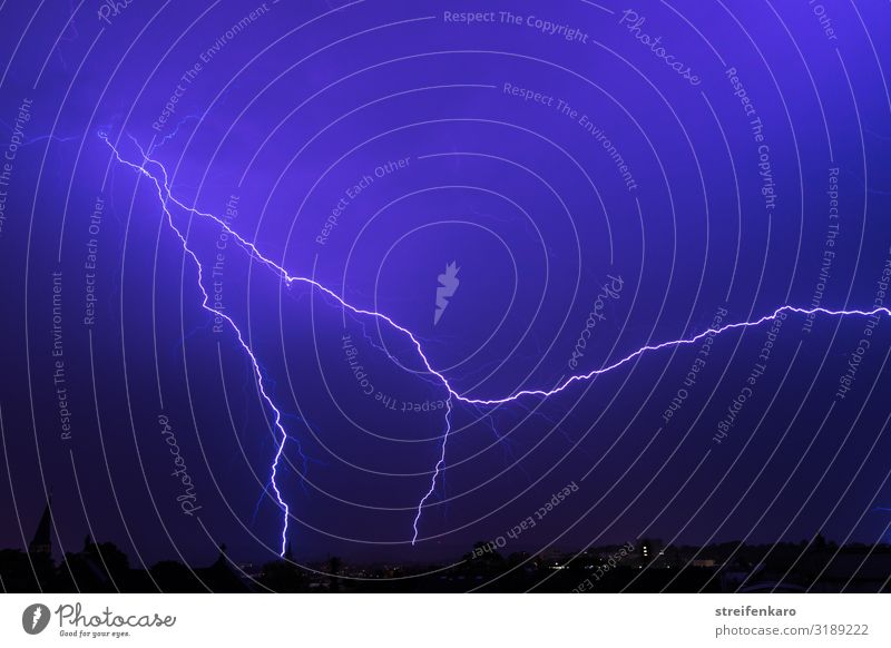 Heller Blitz am dunkelblauen Nachthimmel Umwelt Natur Urelemente Himmel Gewitterwolken Unwetter Blitze Aachen Stadt Stadtzentrum Haus leuchten ästhetisch