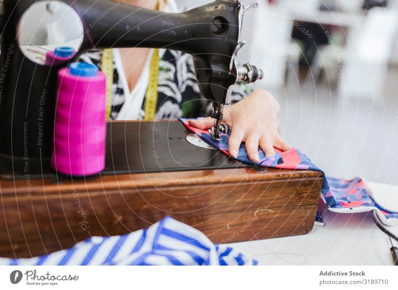 Teenagermädchen in einer Nähschule Frau Schulklasse Klassenraum Jugendliche Bekleidung Stickereien Stoff Fabrik Mädchen Beruf Maschine Muster Schule Nähen