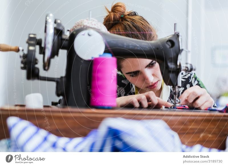 Teenagermädchen in einer Nähschule Frau Schulklasse Klassenraum Jugendliche Bekleidung Stickereien Stoff Fabrik Mädchen Beruf Maschine Muster Schule Nähen