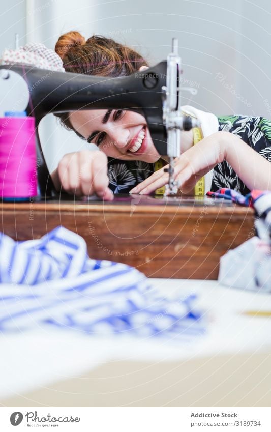 Teenagermädchen in einer Nähschule Frau Schulklasse Klassenraum Jugendliche Bekleidung Stickereien Stoff Fabrik Mädchen Beruf Maschine Muster Schule Nähen