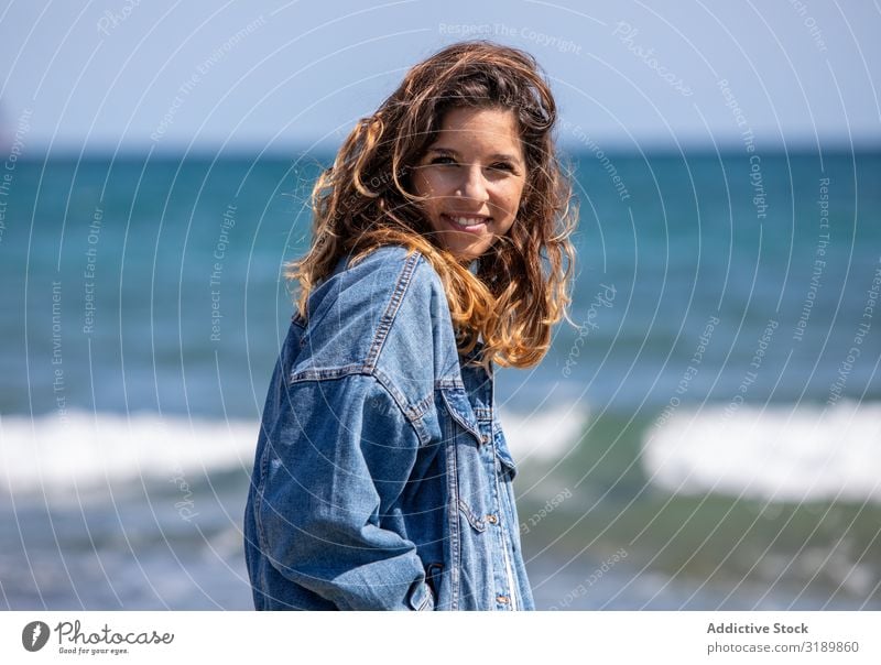 Junge Frau, die am Meer spazieren geht. Küste Wind Hände in den Taschen Jugendliche Freizeit & Hobby Lifestyle lässig Wetter Wasser Strand ruhen Erholung