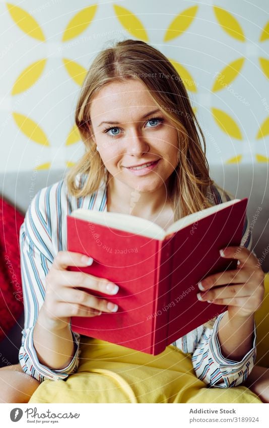 Junge glückliche Frau Lesebuch auf dem Sofa lesen Buch Erotik Lächeln Glück Jugendliche Freude heiter schön attraktiv hübsch charmant genießen Coolness